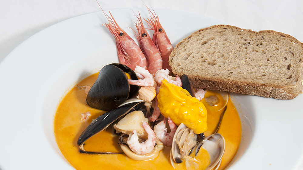 Bouillabaisse med räkor, musslor och saffransaioli.