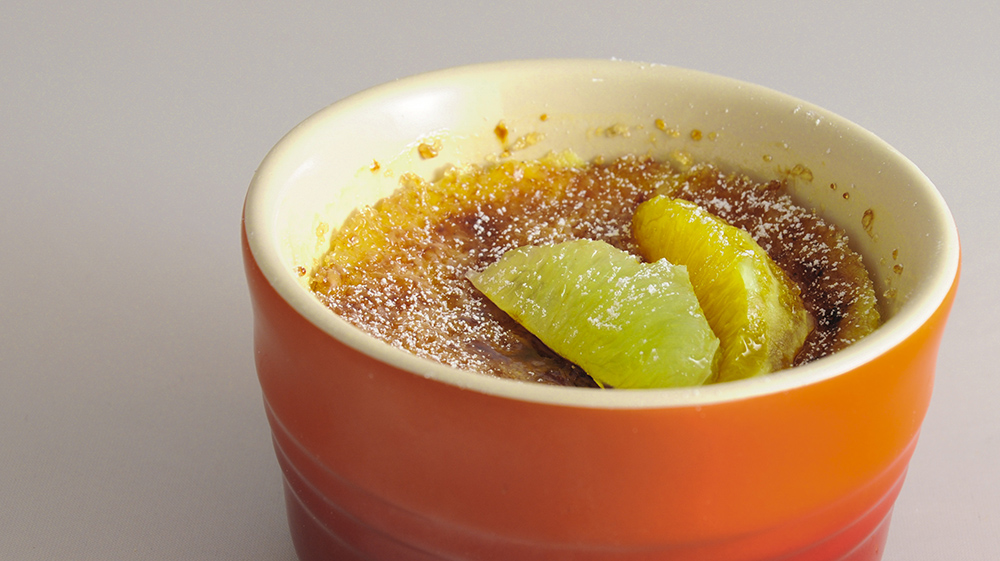 Creme Catalana med citron- och apelsinfiléer.