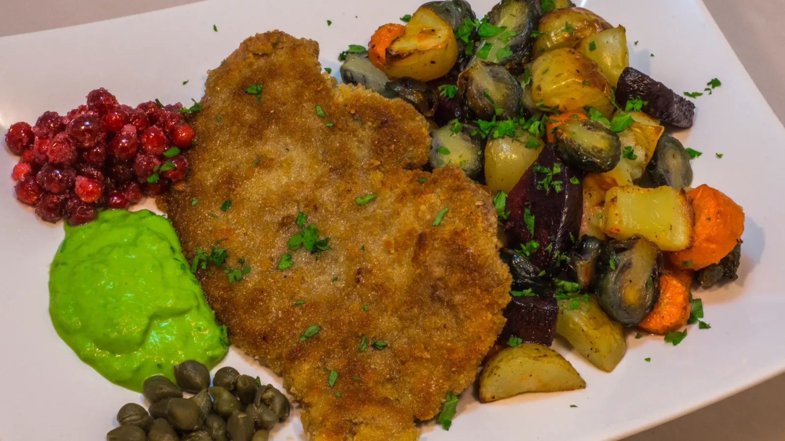 Vildsvinsschnitzel med rostade rotfrukter och ärtpuré